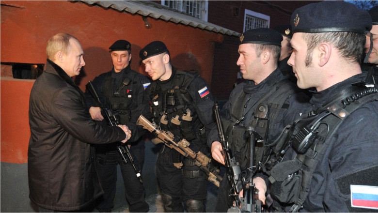 Vladimir Putin dă mâna cu membri ai serviciilor de securitate din Rusia