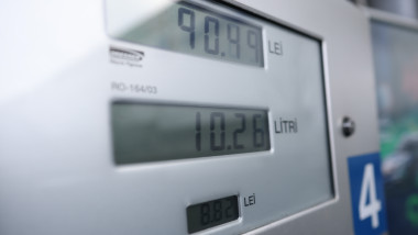 Detalii cu o pompă de carburant și cu prețurile afișate într-o benzinărie din București, 18 martie 2026.