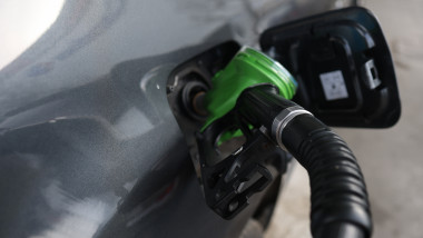 Detalii cu o pompă de carburant și cu prețurile afișate într-o benzinărie din București, 18 martie 2026.