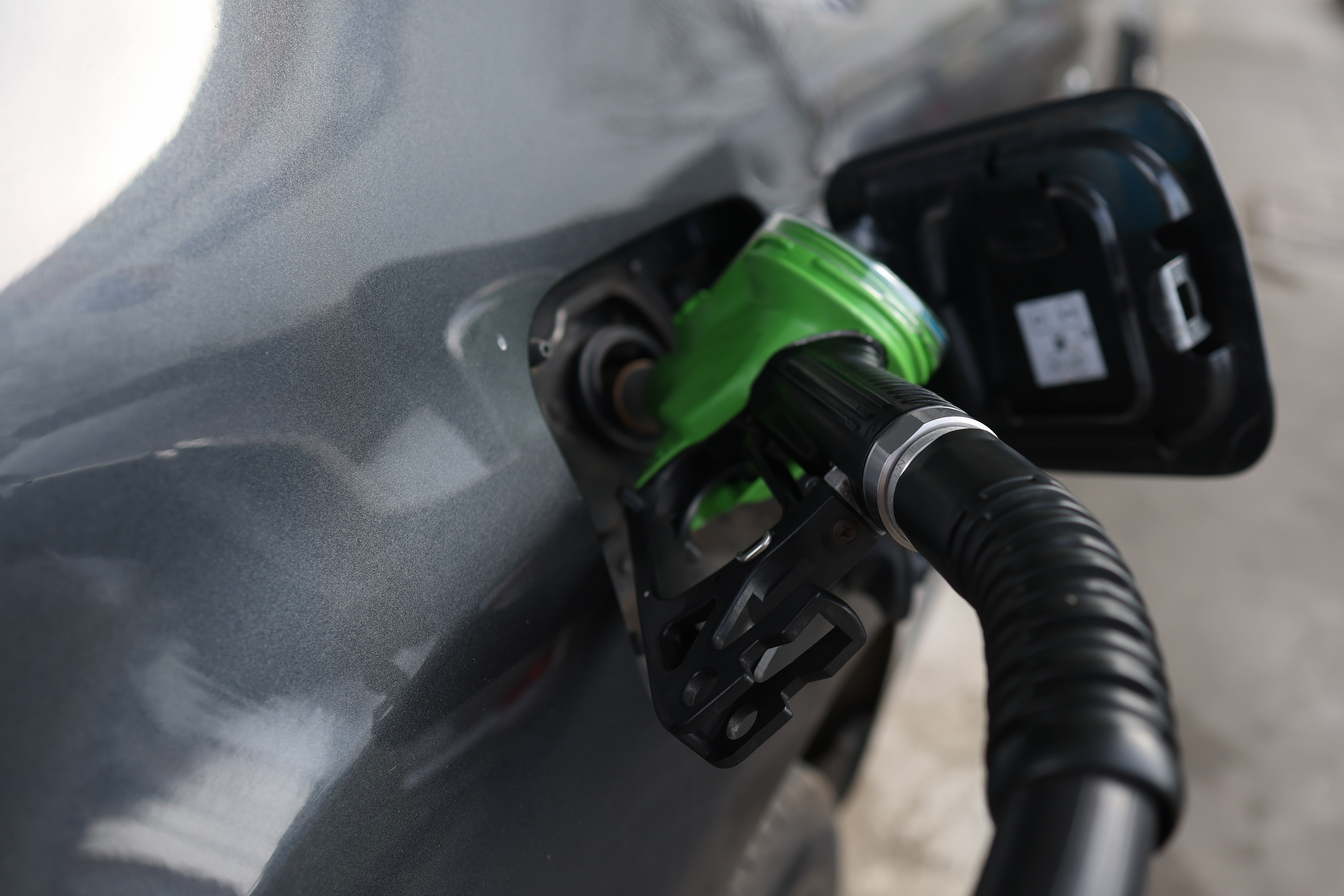 Tensiuni între Bolojan, ministrul Finanțelor și cel al Energiei privind reducerea accizei la carburanți. Ce au decis oficialii (surse)