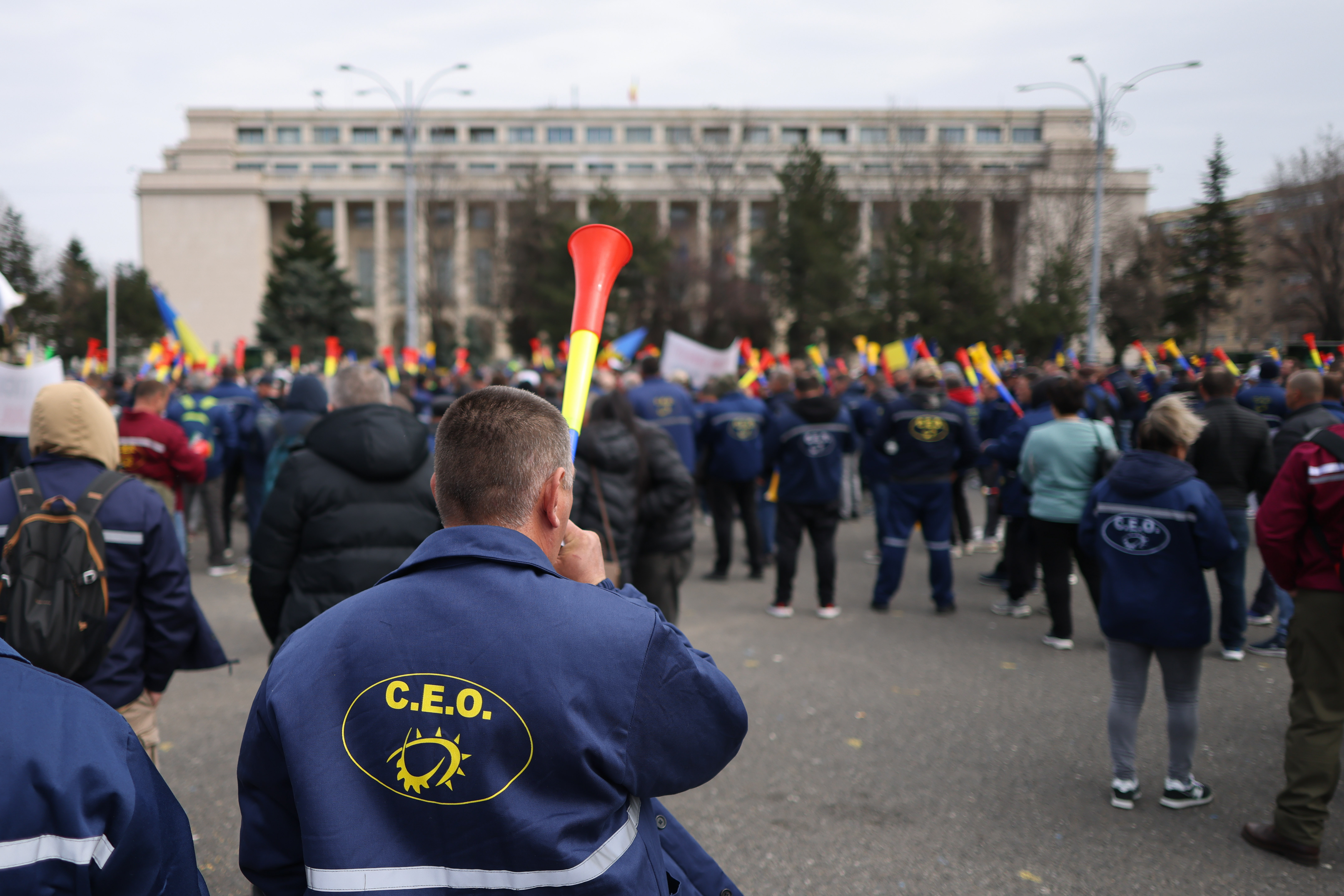 Minerii din Gorj care protestează în fața Guvernului s-au îmbrâncit cu jandarmii. Oamenii sunt nemulțumiți de reducerile de personal