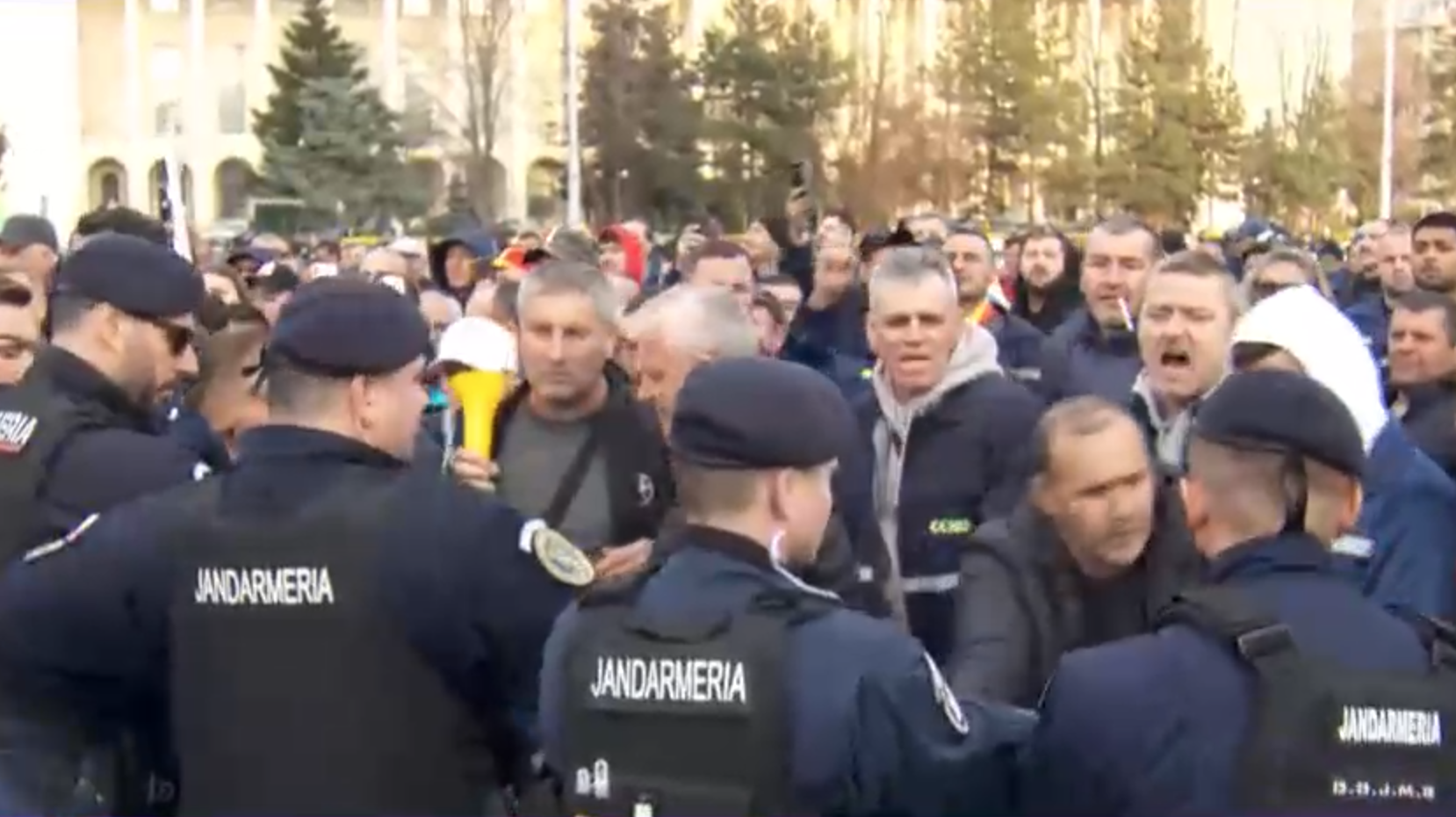 Minerii din Gorj s-au îmbrâncit cu jandarmii în Piața Victoriei. Oamenii sunt nemulțumiți de reducerile de personal