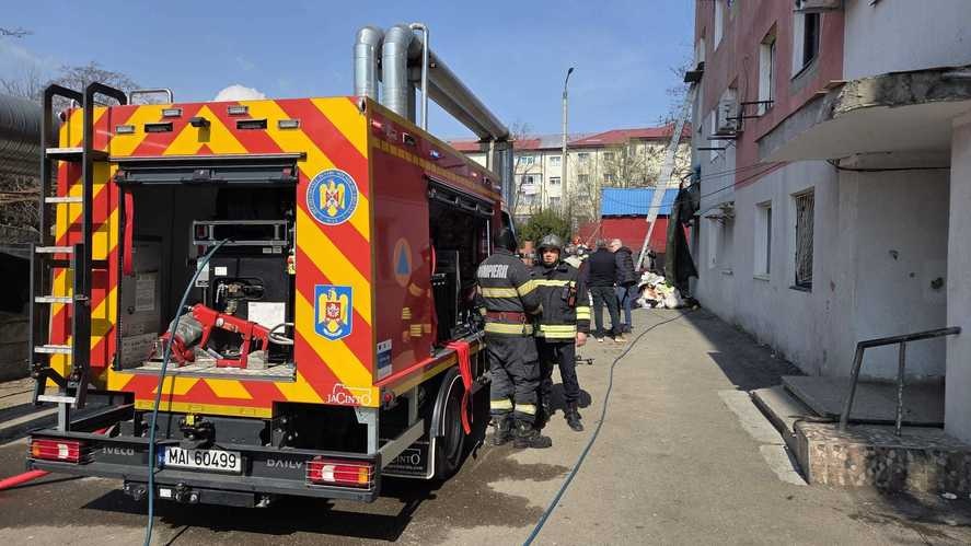 Explozie urmată de incendiu într-un bloc din Bacău: doi răniți și 22 de persoane evacuate
