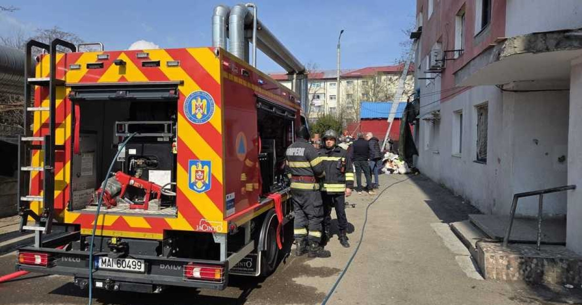 Explozie și incendiu în Bacău: 22 evacuați, 2 răniți