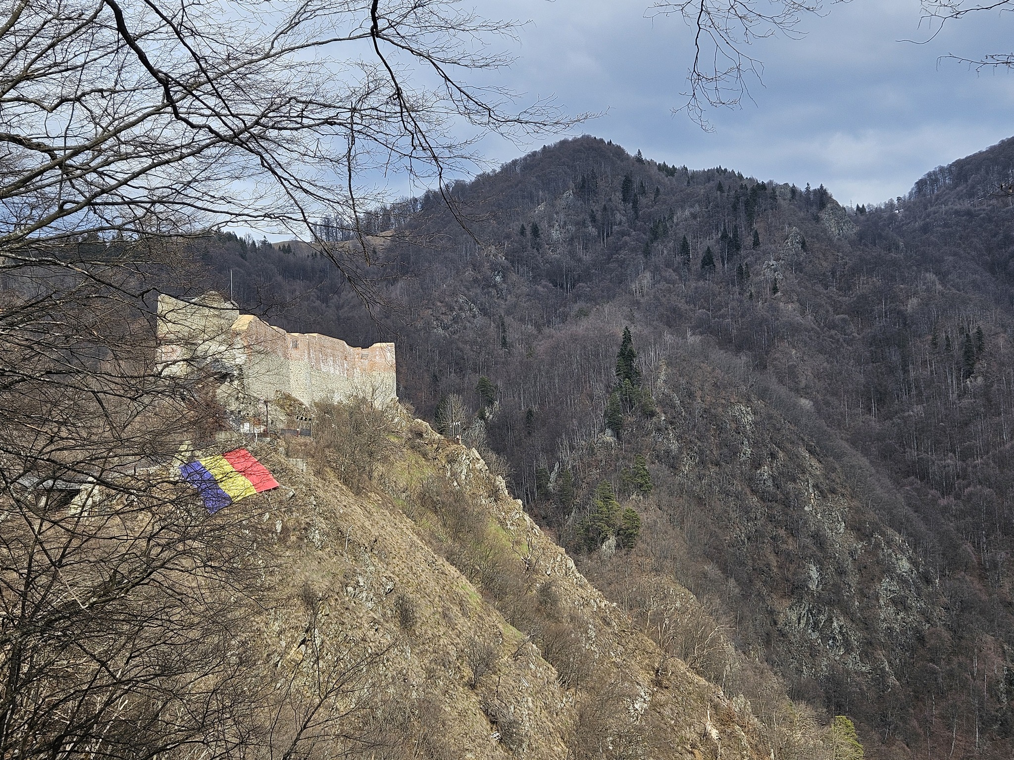 Probleme la Cetatea Poenari din Argeș, la un an după restaurare: ce reclamă Asociația Montană Vidraru