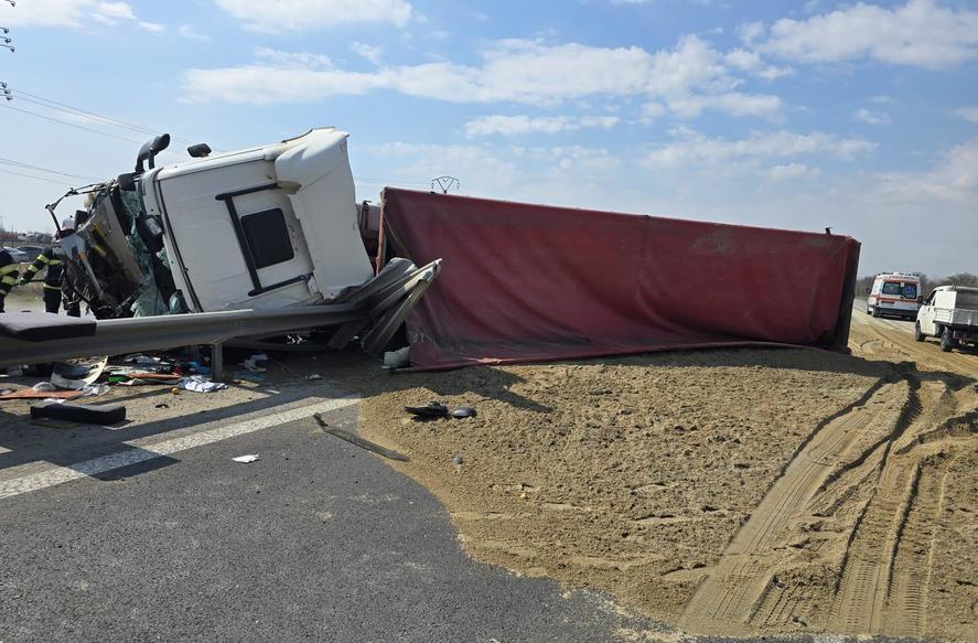 Accident pe A1 București - Pitești: un camion cu nisip s-a răsturnat la kilometrul 24, traficul este îngreunat pe ambele sensuri