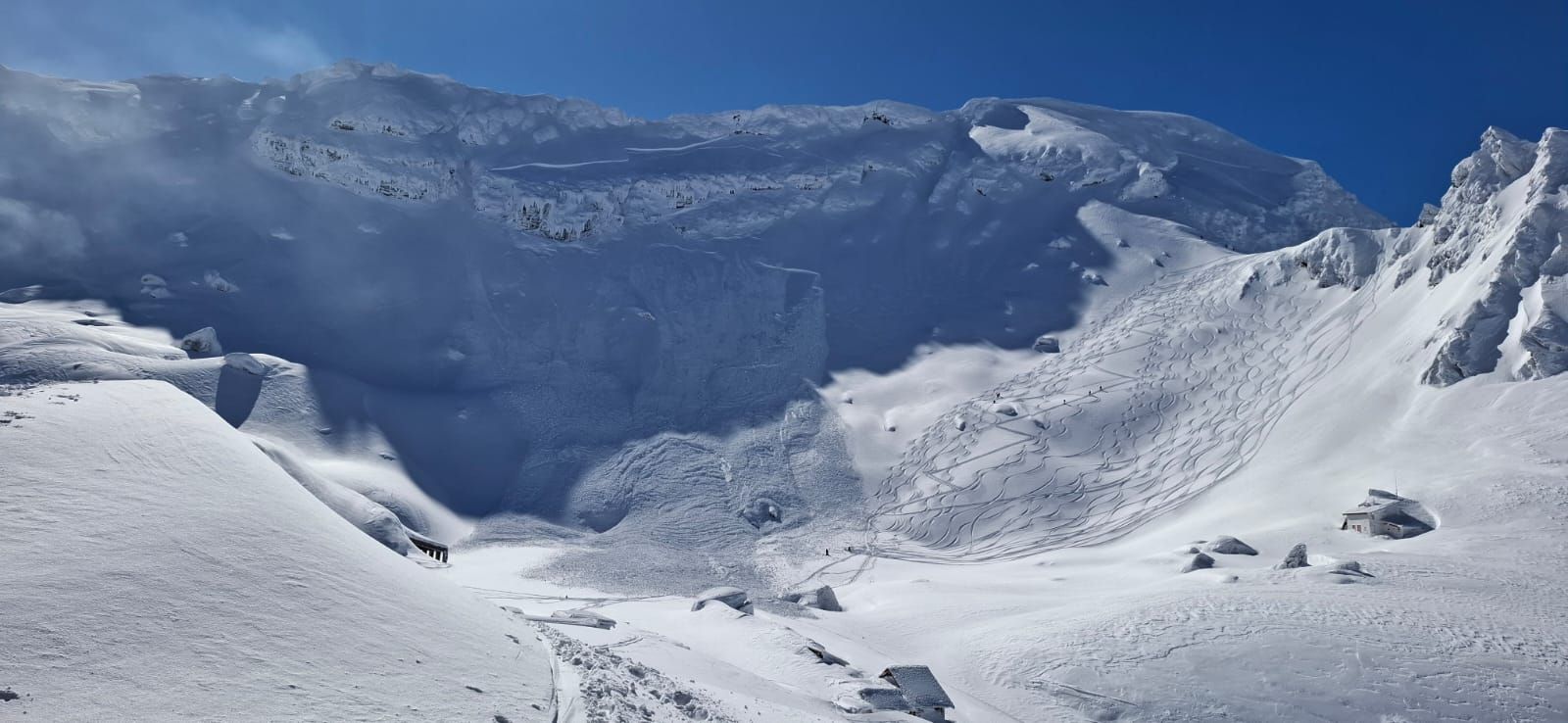 Locul din România unde stratul de zăpadă are 162 de centimetri. Avertisment pentru schiori