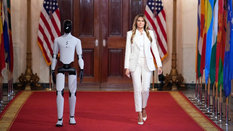 melania trump alaturi de un robot umanoid