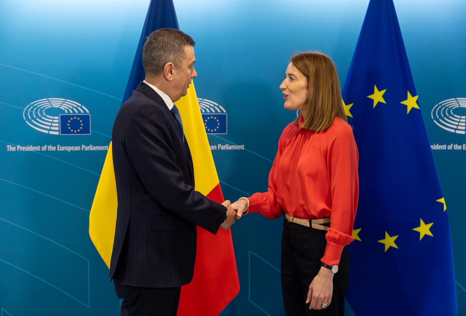 Grindeanu duce scandalul din Coaliție la Bruxelles: i-a vorbit Robertei Metsola despre referendumul din PSD și a criticat Guvernul