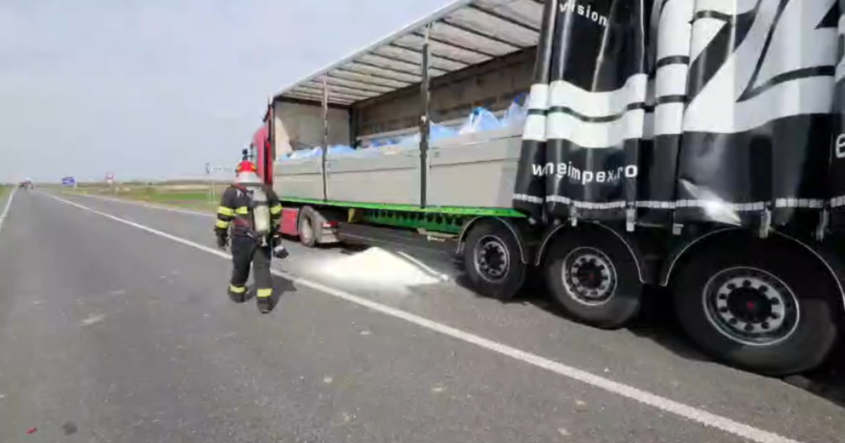 Pericol major pe DN6: Camion cu azotat de amoniu răsturnat