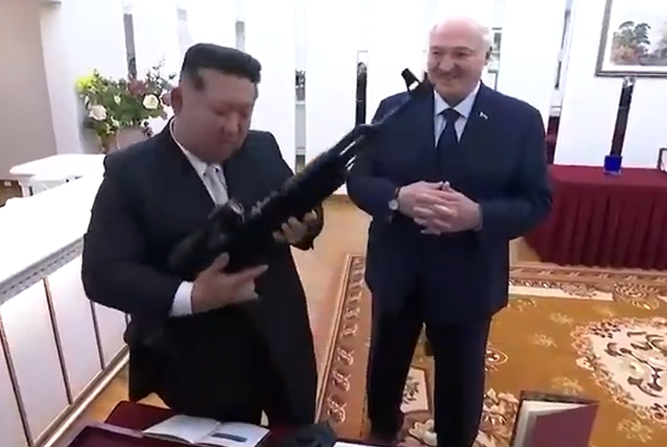 Bezele, pâine, ciocolată și arme. Ciudatul schimb de cadouri între dictatorii din Belarus și Coreea de Nord