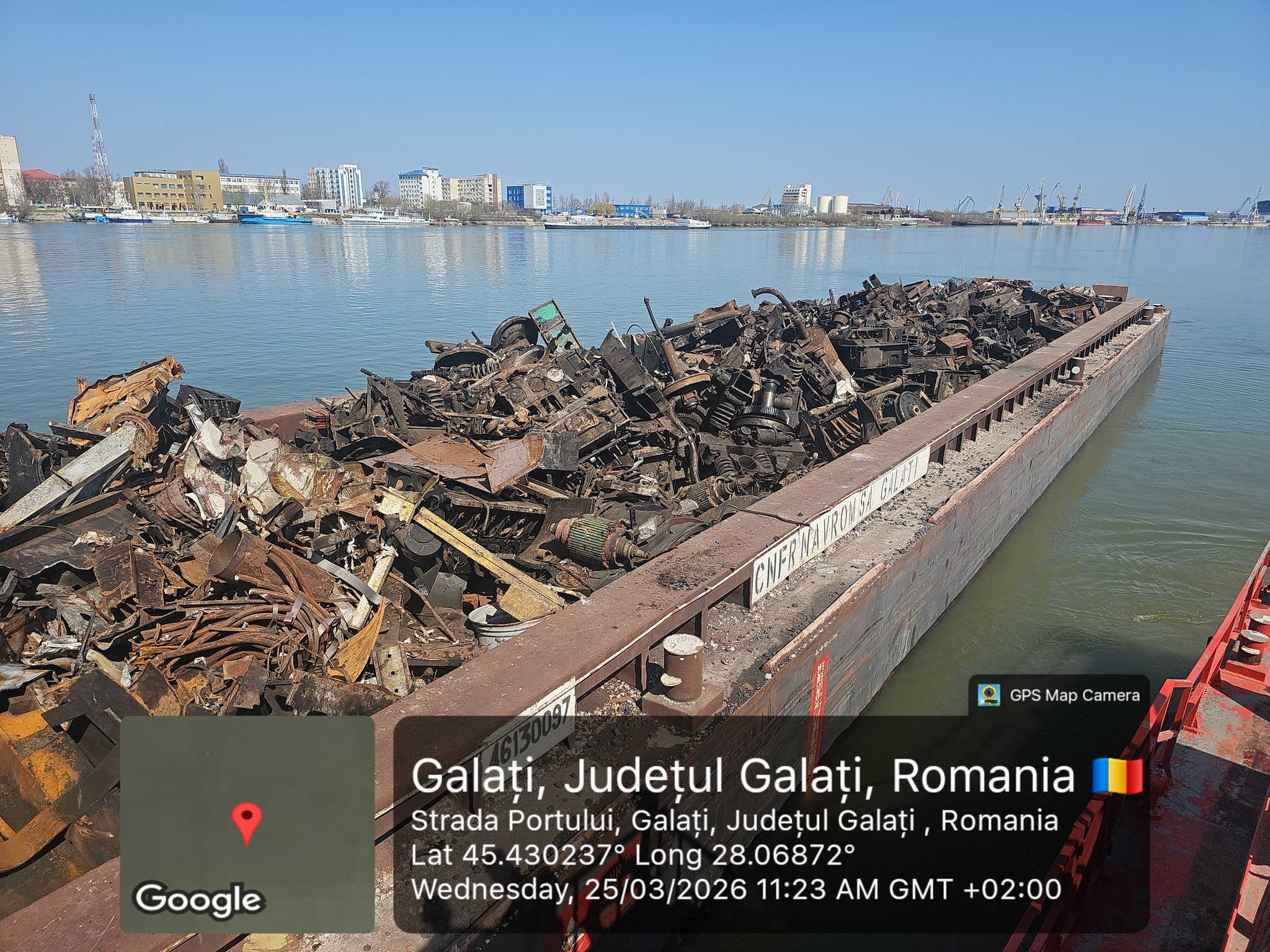 Barjă cu deșeuri suspecte din Republica Moldova, oprită în Portul Galați. Garda de Mediu a descoperit nereguli grave