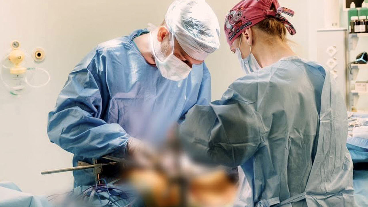 Bărbat de 42 ani cu tumoră între aortă și vena cavă, salvat de medicii din Sibiu: „Nu credeam că mai există o soluție pentru mine”