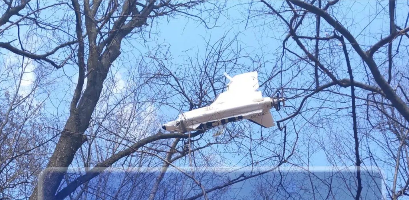 O dronă a fost găsită de un localnic într-un copac din județul Iași: „Au venit de la armată, de la pompieri”