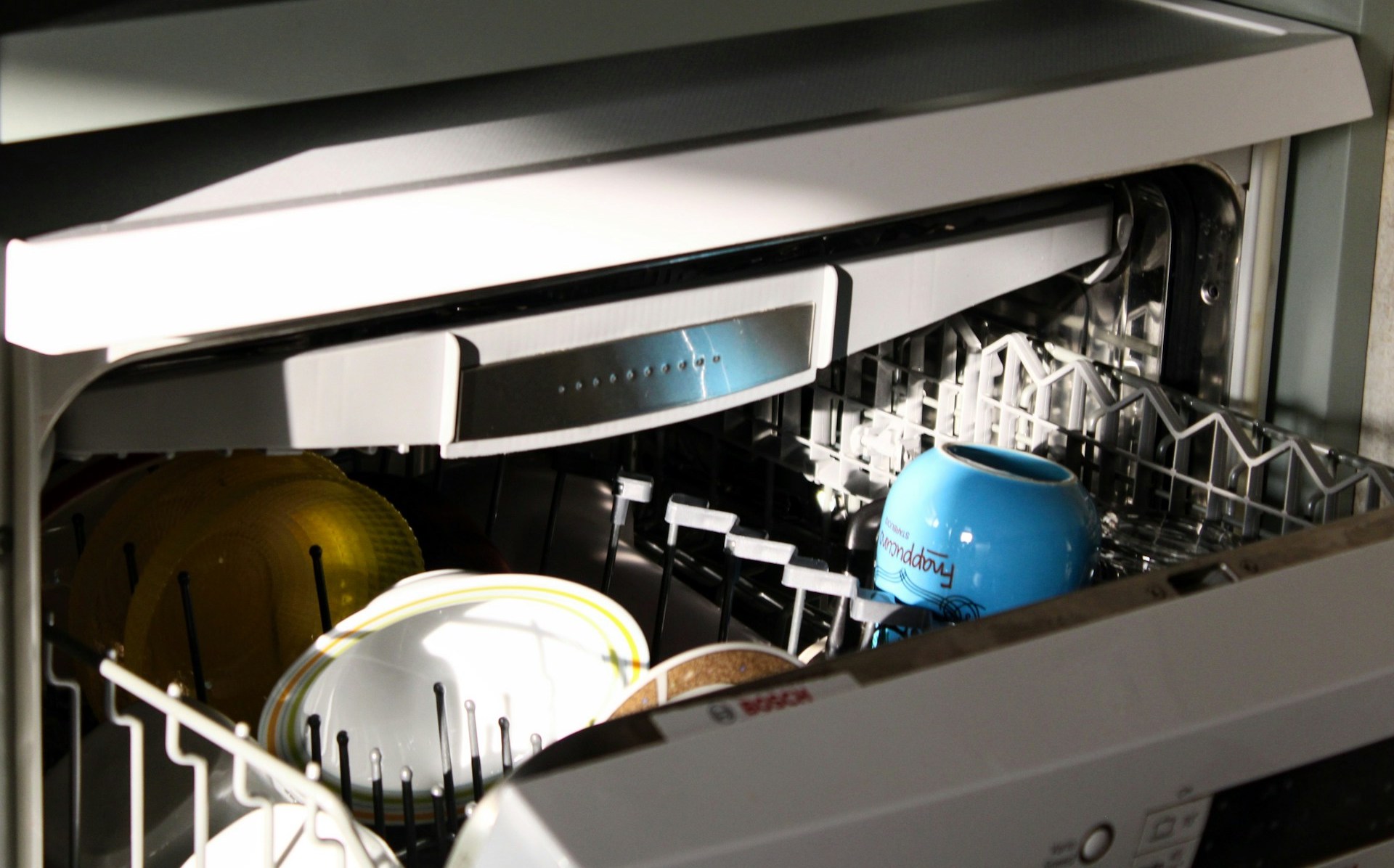 (P) De ce devine mașina de spălat vase un electrocasnic esențial în locuințele moderne