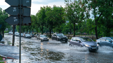 Inundatii in zona Splaiul Unirii - Mihai Bravu in urma fenomenelor meteorologice, Bucuresti, 9 iunie 2025.