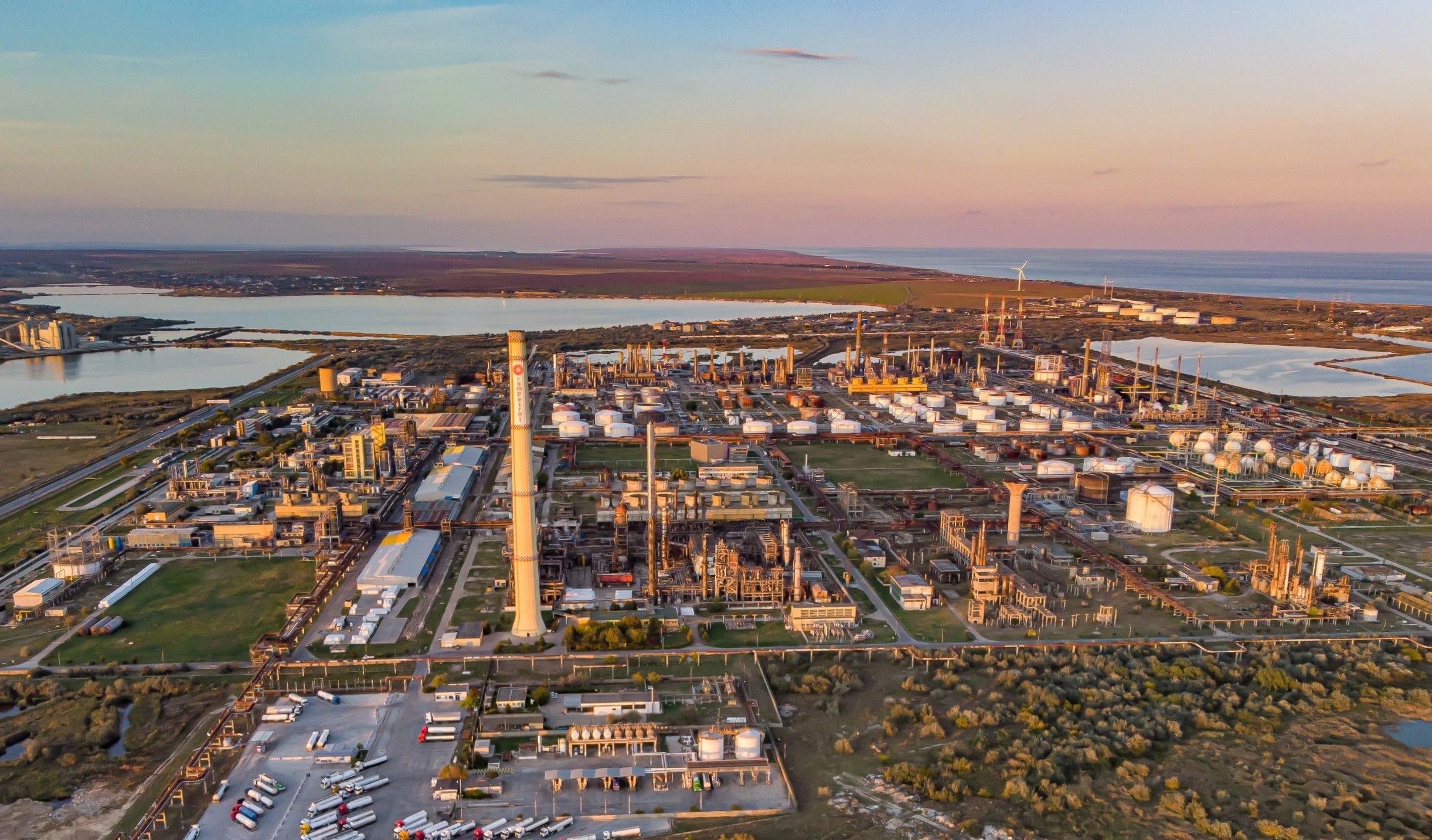 Reviziile la Petromidia şi Vega s-au finalizat cu succes. Rafinăriile vor reveni la capacitatea optimă în următoarele zile