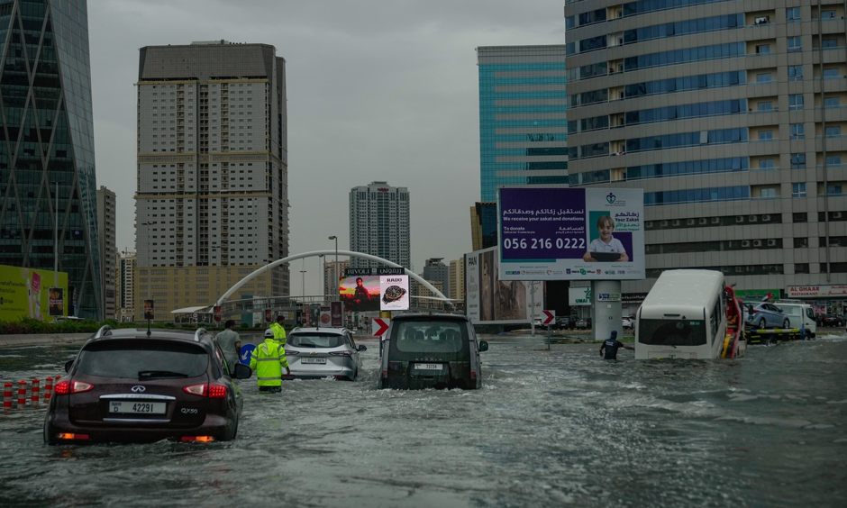 Furtuni puternice și inundații în Emiratele Arabe Unite