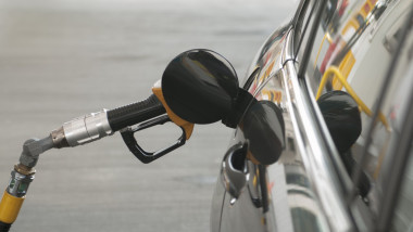 Gas fueling in station