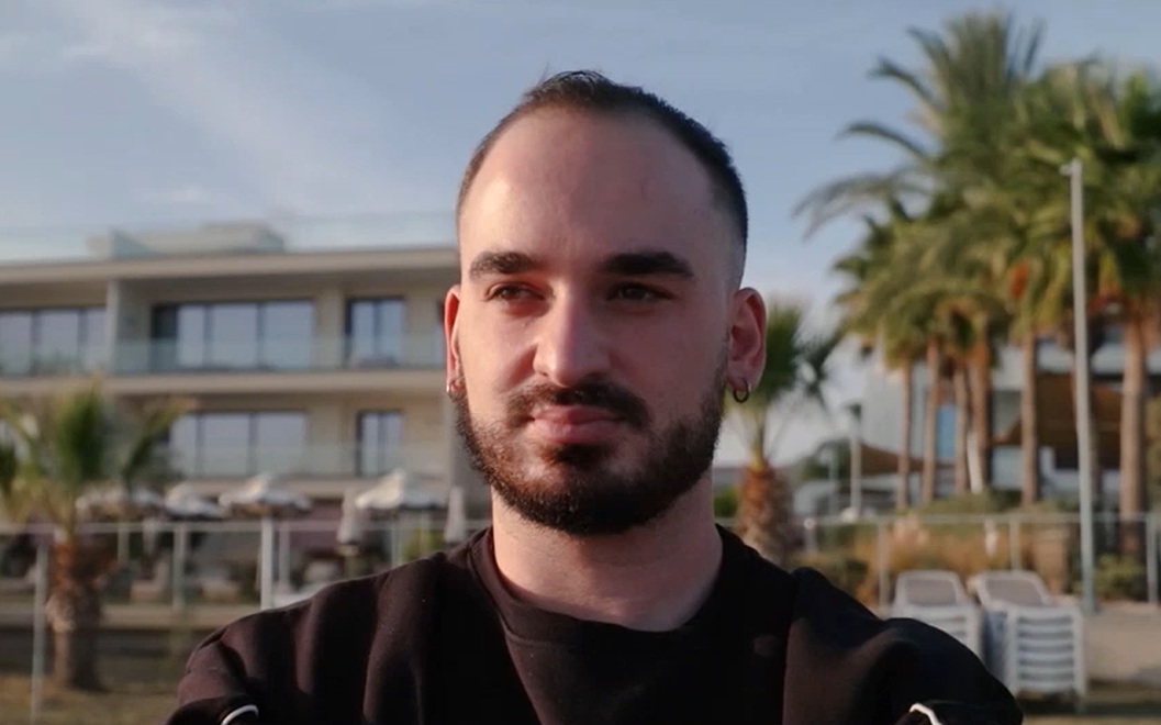 Povestea tânărului care a aflat că a fost furat de la părinți, la naștere, și apoi a fost vândut de o rețea de adopții ilegale