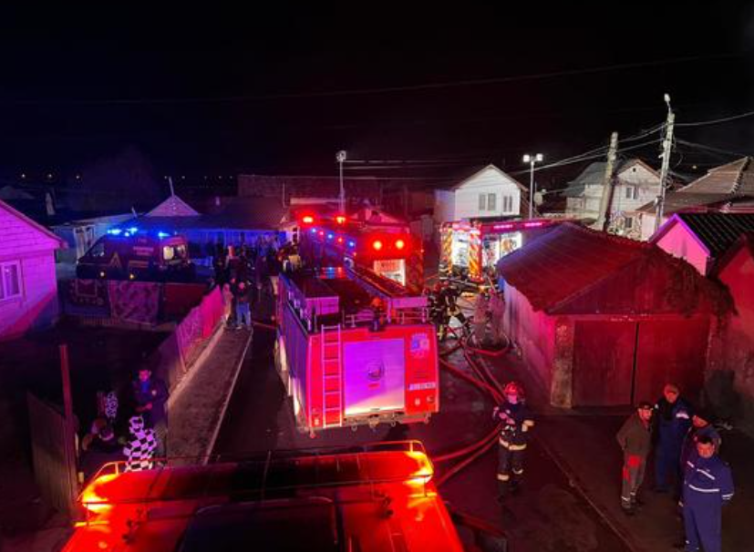 Incendiu puternic în Turda: 20 de locuințe au fost mistuite de flăcări, iar doi răniți au ajuns la spital