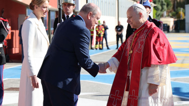 Accueil du pape Léon XIV à l'héliport de Monaco par le prince Albert II de Monaco et la princesse Charlène - Visite historique du pape Léon XIV à Monaco
