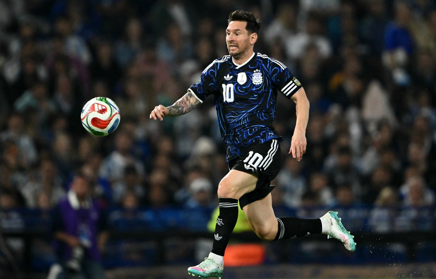 Adevăratul meci s-a jucat la vestiar: Fotbaliștii din Mauritania s-au „bătut” pe tricoul lui Messi