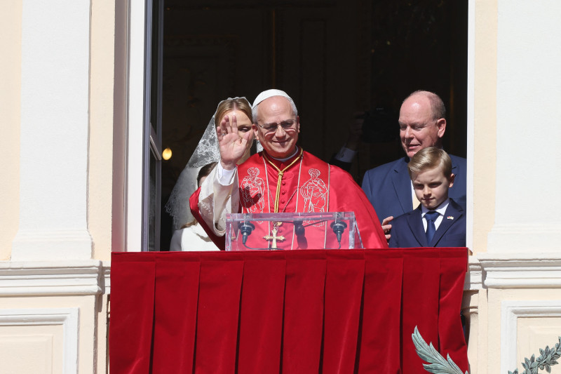 Le pape Léon XIV au balcon du palais princier avec le prince Albert II de Monaco, la princesse Charlène, le prince Gabriel et la princese Gabriella- Visite historique du pape Léon XIV à Monaco