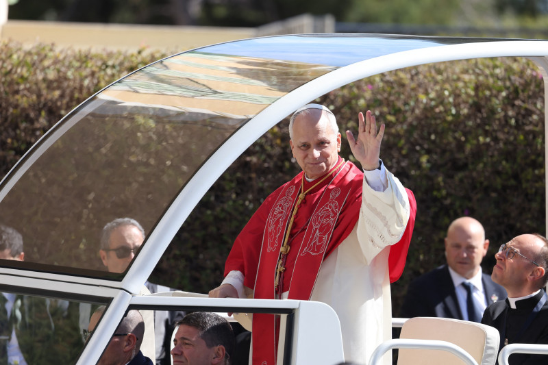 Le pape Léon XIV en papamobile prend un bain de foule dans les rues de la principauté - Visite historique du pape Léon XIV à Monaco