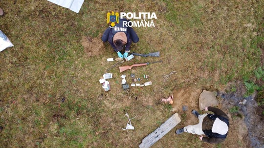 Arme letale ilegale, ascunse în pământ şi folosite la braconaj. Zeci de percheziţii în Bistrița-Năsăud: 11 suspecţi vizaţi