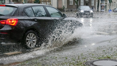mașină care trece printr-o baltă