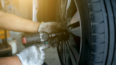 mecanic schimba cauciucurile masinii