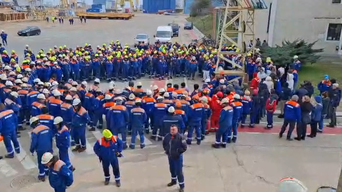 Sute de angajați de la Șantierul Naval Mangalia protestează din nou: „Hoții!”, strigă muncitorii rămași fără salarii de trei luni