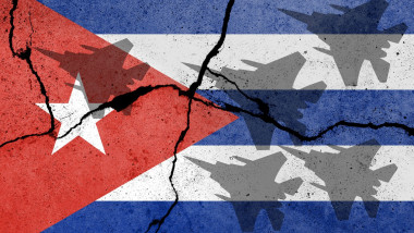 steagul cubei si umbre de avioane de luptă