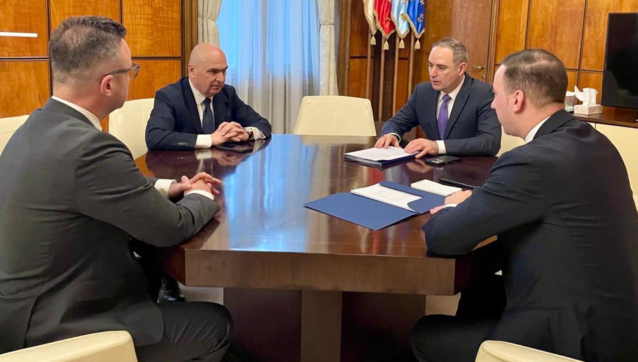 Ilie Bolojan, discuții cu Alexandru Nazare și Bogdan Ivan pentru reducerea prețurilor la carburanți. „Refuz să vând soluții populiste”