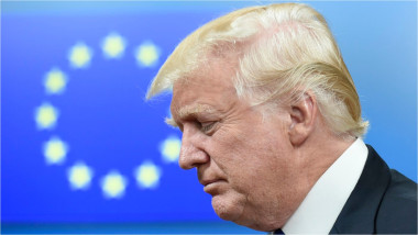 Donald Trump și steagul UE în fundal