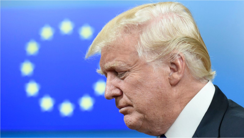Donald Trump și steagul UE în fundal