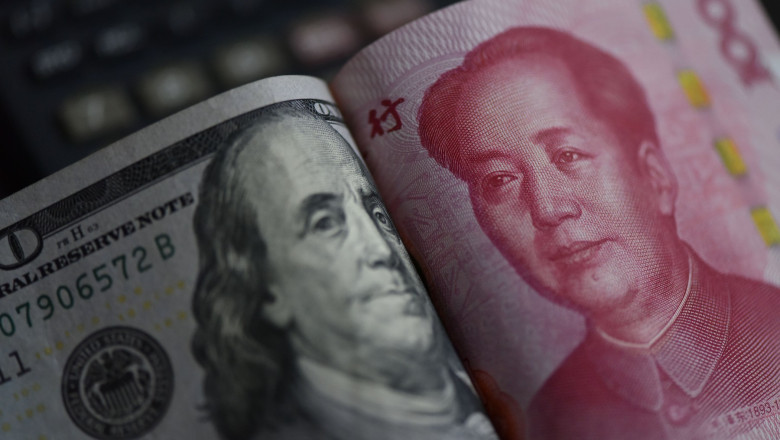 bancnote dolar american și yuan chinezesc