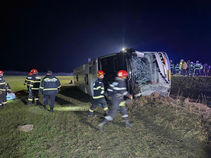 Plan roșu în județul Galați: un mort și 14 răniți după ce un autocar s-a răsturnat pe DE 581