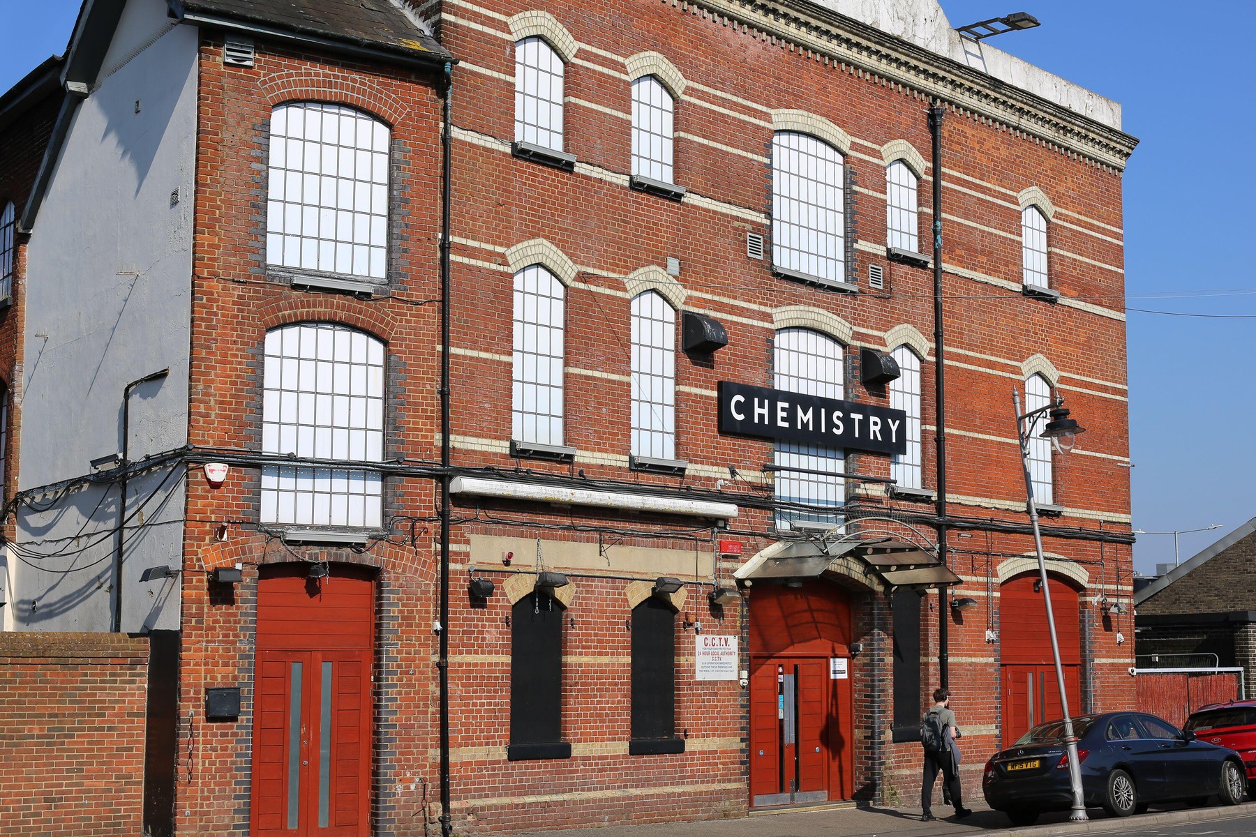 Șocul și durerea provocate de focarul de meningită din Marea Britanie: cum s-a răspândit boala până la Londra