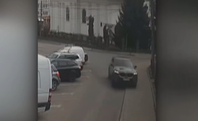 Accident la Fălticeni: patru răniți după ce o mașină a intrat în oameni pe trotuar și a ricoșat în alta parcată. Imagini dramatice