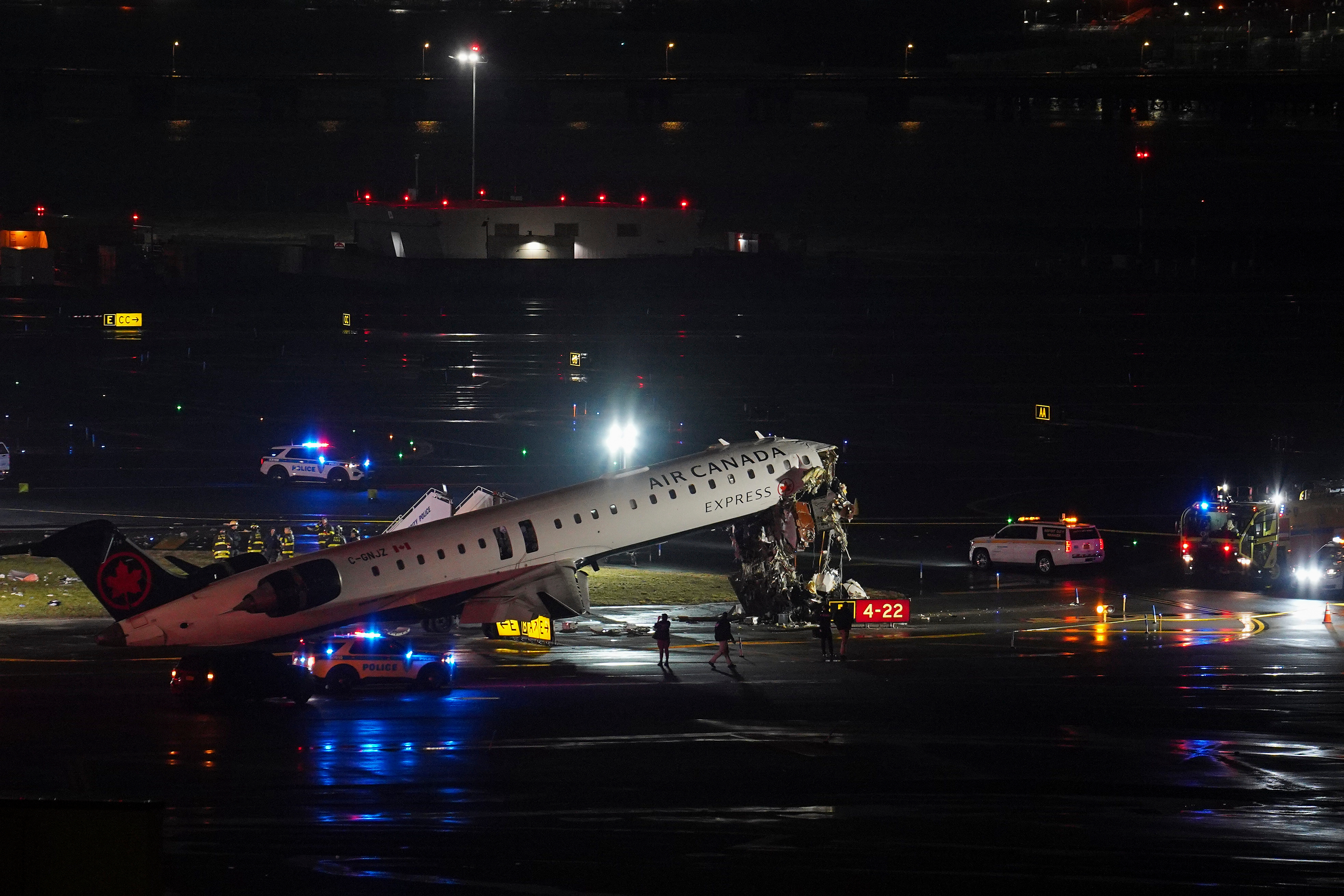 Accident grav pe pista aeroportului LaGuardia din New York: doi morți și doi răniți după ce un avion a lovit un vehicul (presă)
