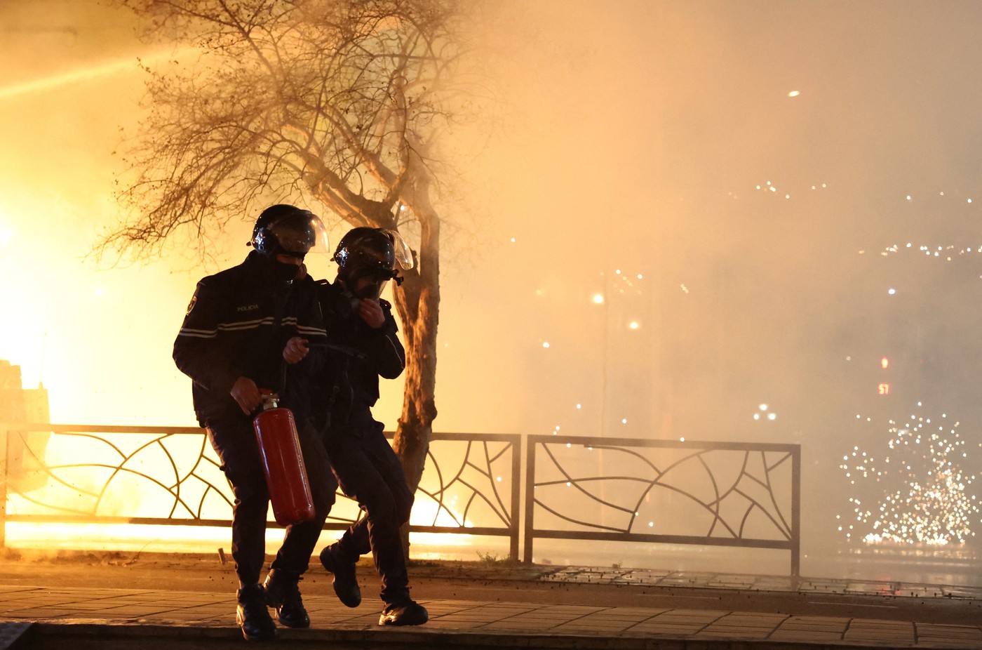 Proteste violente în capitala Albaniei: mii de oameni au ieșit în stradă la Tirana și au cerut demisia premierului. Care este motivul