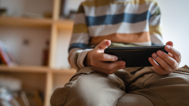 copil care sta pe telefon