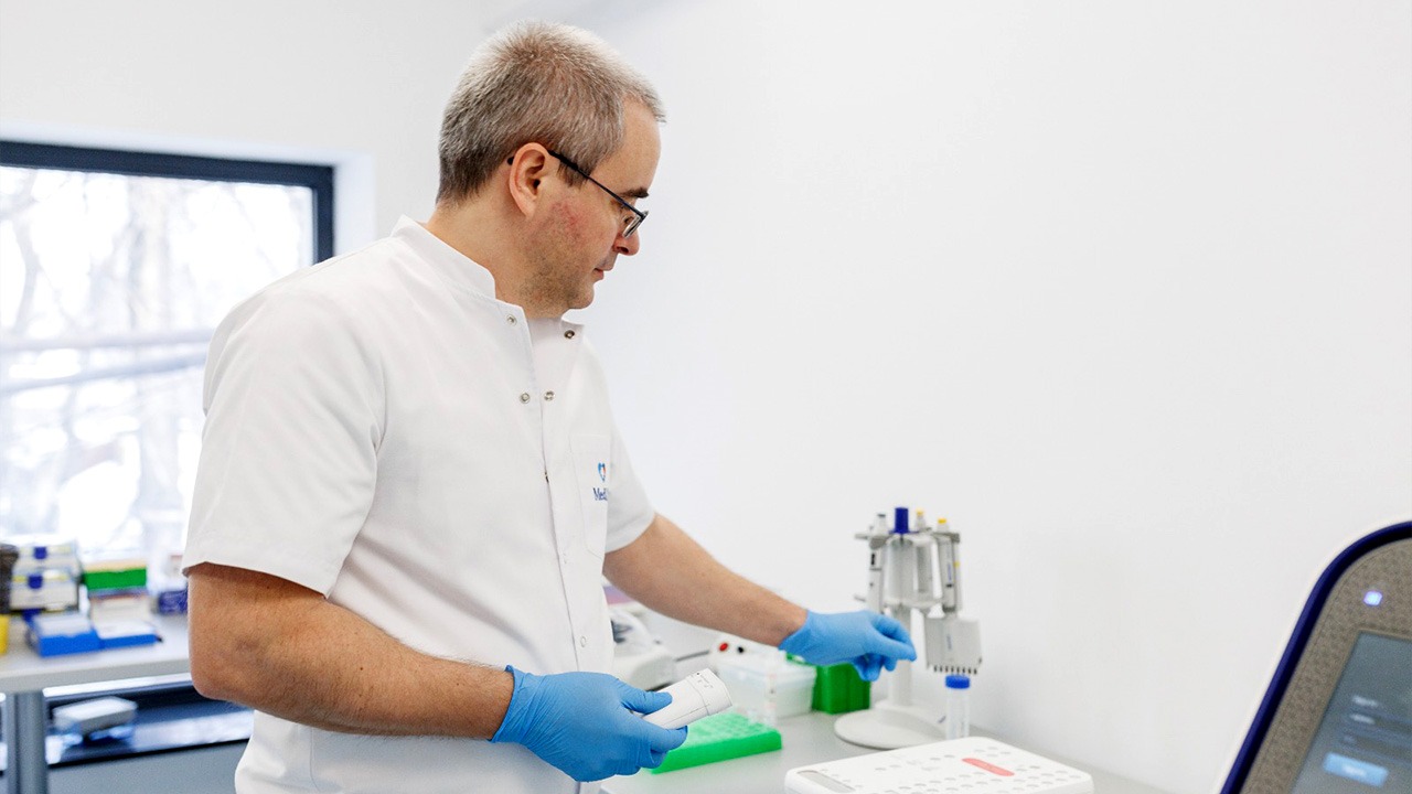 Tranziția de la tratarea bolilor la identificarea timpurie a riscurilor. Care e rolul testării genomice în prevenția personalizată