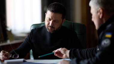 volodimir zelenski la birou, cun un ofiter