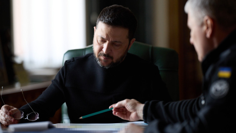 volodimir zelenski la birou, cun un ofiter