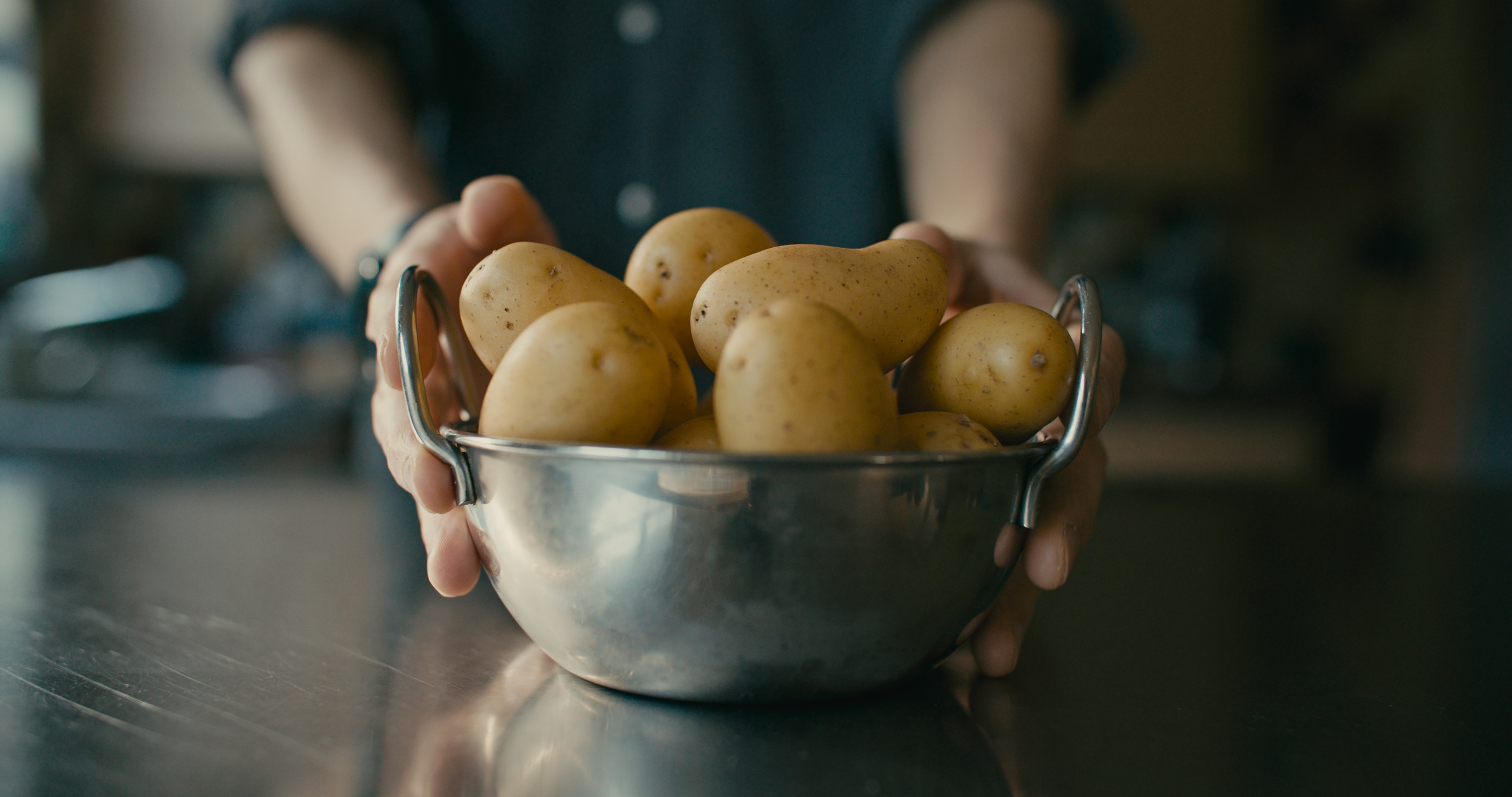 Au apărut primii cartofi noi românești în piețe și supermarketuri. Prețul e cu 40% mai mare decât anul trecut. Cât costă kilogramul