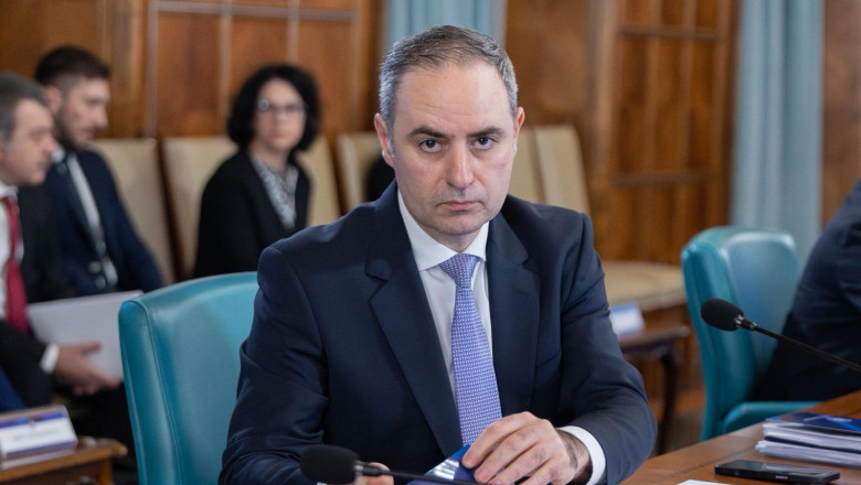 Alexandru Nazare la sedinta de guvern, cu mapa in mana