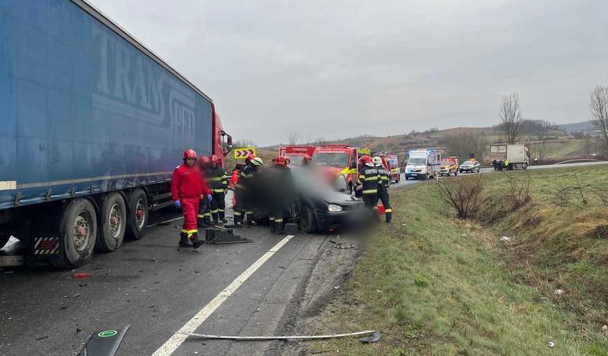 Şase răniți în Cluj, într-un accident în care au fost implicate două camioane şi un autoturism. A fost chemat un elicopter SMURD